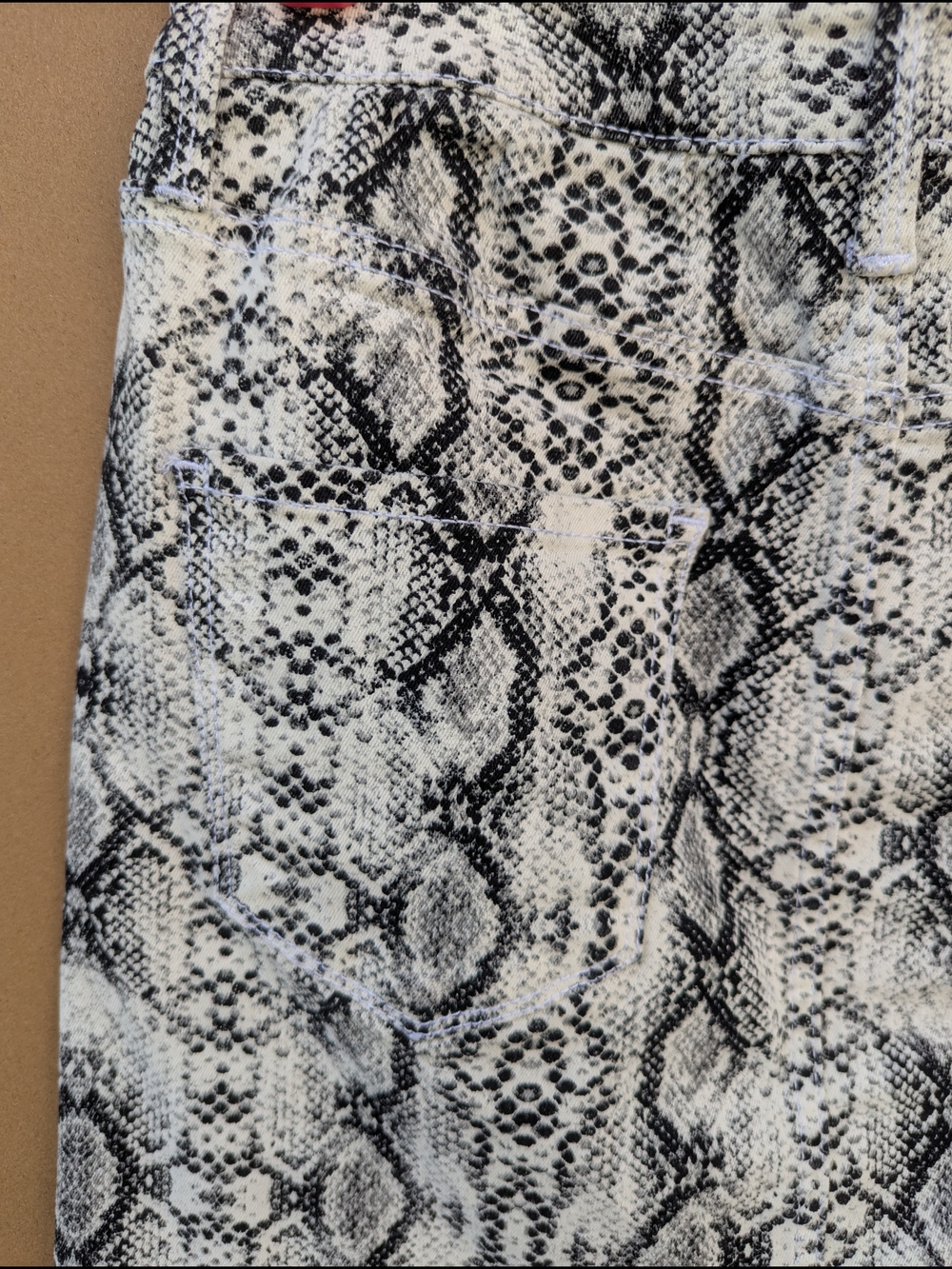 Arizona Jean Co Snakeskin Print Denim Mini Skirt Grey Black Baddie Size 3 Womens - Picture 7 of 8